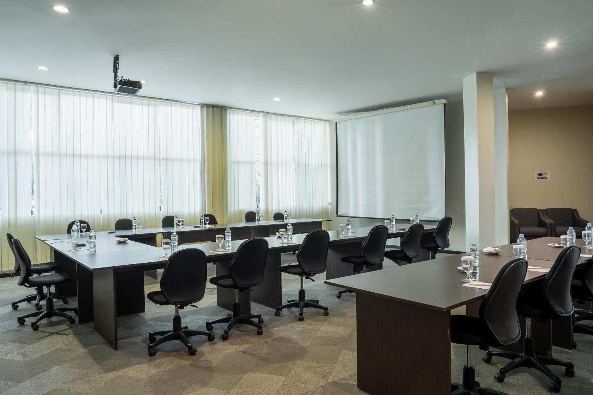 Estrella Hotel & Conference Luwuk Εξωτερικό φωτογραφία